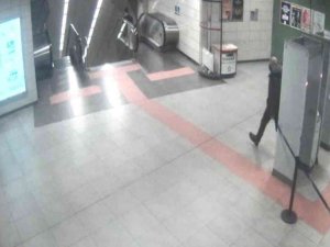 Metrodaki Bıçaklı Saldırıya İlişkin Yeni Görüntüler Ortaya Çıktı