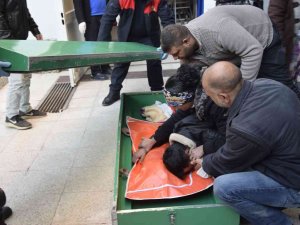 Ölümü Sonrası Annesi Ve Dayısı Tutuklanan Minik Ayşenur’un Babası, Kızının Cenazesini Feryat Ederek Aldı
