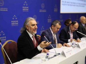 Adalet Bakanlığınca Düzenlenen Sempozyumda Hukuk Eğitimi Tüm Yönleriyle Ele Alınıyor
