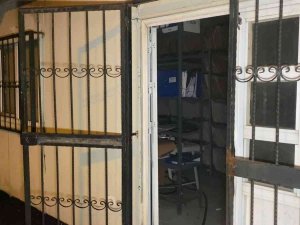 Pendik’te Park Halindeki Polis Aracı Alev Alev Yandı