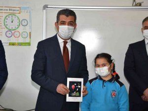 Küçük Yaşta Kendi Hikayelerini Yazarak Kitaplaştırdılar