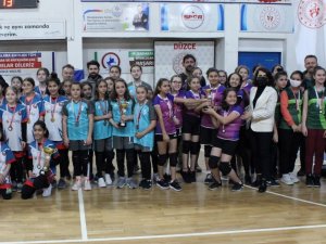 Toki̇ Mehmet Akif Ersoy Voleybolda Şampiyon Oldu
