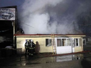 Benzin İstasyonu Bitişiğinde Ev Yangını Korkuttu