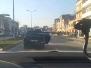 Bursa’da Trafikte Bantlı Şekilde Kapısı Açık Otomobili Görenler Gözlerine İnanamadı