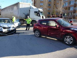 Kavşaktaki Kaza Sonrası Araçtan Kızını Alıp Kendini Dışarı Attı: 3 Yaralı