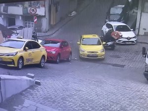 Kağıthane’de Süratli Seyreden Motokurye Taksinin Tamponuna Çarparak Yere Savruldu