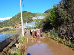 Antalya’da Vatandaşlar Bozulan Yolları İmece Usulü İle Yapıyor