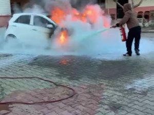 Antalya’da Park Halindeki İki Otomobil Çıkan Yangında Alev Alev Yandı