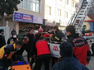 5 Katlı Binanın Çatısından Düştü