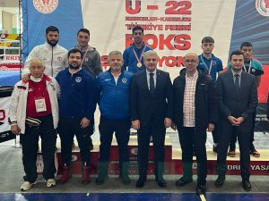 Başarılı Eldivenler Kürsünün Zirvesinde