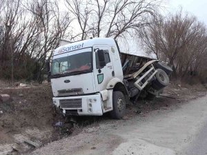 Metrelerce Sürüklenen Kamyon Şarampole Devrildi: Sürücü, Burnu Bile Kanamadan Kurtuldu