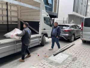 Kağıt Toplayıcı Rögar Kapağını Çaldı, Esnaf Aracıyla Çukura Düştü