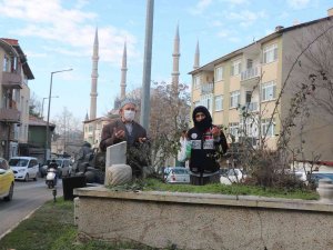 Edirne’de Şaşırtan Görüntü, Cadde Ortasındaki Mezarlar Dikkat Çekiyor