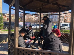 Polis Dolandırıcılara Karşı Broşürle Uyardı
