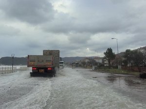 Dalgaların Vurduğu Sahil Yolu Su Altında Kaldı