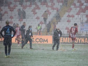 Sivasspor-Trabzonspor Maçında Yoğun Kar Yağışı!