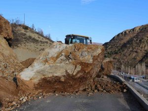 Tunceli’de Dağlardan Düşen Kayalar Yolu Trafiğe Kapattı
