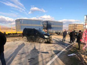Malatya’da Yük Treni Otomobile Çarptı: 1 Yaralı