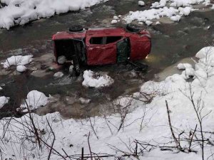 Trabzon’da Buzlanan Yolda Pikap Dereye Uçtu: 1 Yaralı