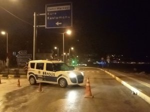 Dev Dalgalar Karadeniz Sahil Yolunu Ulaşıma Kapattı