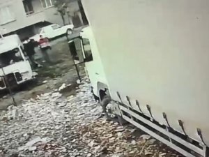 Avcılar’da 3 Kişinin Minibüsü Ateşe Verdiği Anlar Kamerada