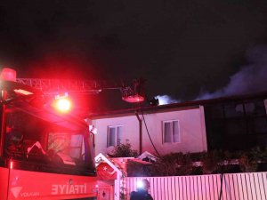 Villa Çatısında Çıkan Yangın Diğer Villaya Sıçradı, Panik Yaşandı