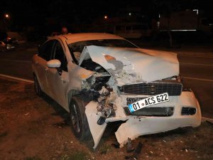 Adana’da Otomobil Refüjdeki Ağaca Çarptı: 3 Yaralı