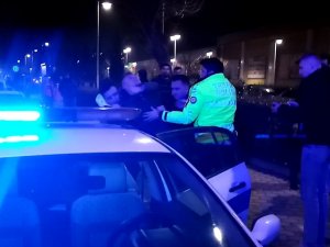 Yayaya Çarpıp "Kralı Gelsin" Dedi, Taşkınlık Çıkarınca Gözaltına Alındı