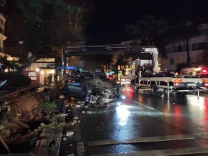 Kadıköy’de Makas Atan Otomobil Ağaç Ve Sokak Lambasına Çarptıktan Sonra Takla Attı
