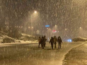Lapa Lapa Karı Gören Sokağa Çıktı