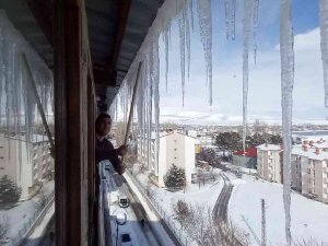 Çatılarda 2 Metrelik Buz Sarkıtları Oluştu