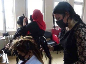 Farklı Ülkelerden Gelerek Hem Meslek Hem De Birbirlerinin Kültürlerini Öğreniyorlar