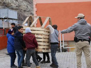 Şırnak’ta Polis Ve Çocuklar Ele Ele Verdi, Sokak Hayvanlarına Barınak Yaptı