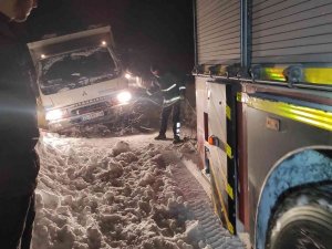 Yolda Mahsur Kalan Vatandaşlar Kurtarıldı