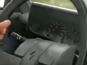 Tek Şeritli Yolda Hız Yaparken Kendi Kazalarını Kaydettiler