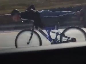 Bisikletli Gençlerin Otoyoldaki Tehlikeli Yolculuğu Pes Dedirtti