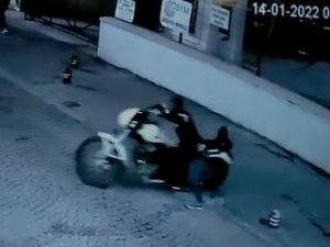 Önce Keşif Yaptılar Sonra Seçtikleri Motosikleti İterek Götürdüler