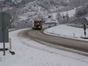 Sabah Saatlerinde Bastıran Kar Karayollarında Etkili Oldu