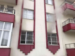 İ̇tfaiye Eri, Yangında Mahsur Kalan Yaşlı Kadını Sırtında İndirdi