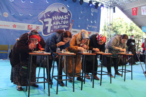Ümraniye’de ’7. Hamsi ve Horon Festivali’nde 10 Ton Hamsi Dağıtıldı