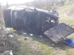 Bigadiç’te Araç Tarlaya Uçtu: 1 Ölü, 2 Yaralı
