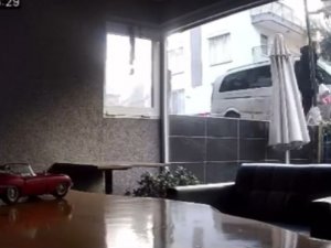 Apartmanın 4’üncü Katından Düşen Genç Hayatını Kaybetti