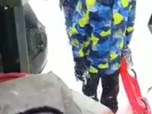 Kızakla Kayan Çocuklardan Yolu Temizlemeye Gelen İş Makinesi Operatöründen İç Isıtan Talep