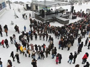 Soğuğu Bahane Edip Sahneye Çıkmadı, Hayranları Tepki Gösterdi