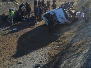 Adana’da Tarım İşçilerini Taşıyan Minibüs Devrildi: 1 Ölü, 10 Yaralı