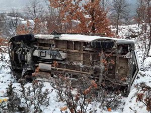Tokat’ta Minibüs Uçuruma Devrildi: 1 Ölü, 1 Yaralı