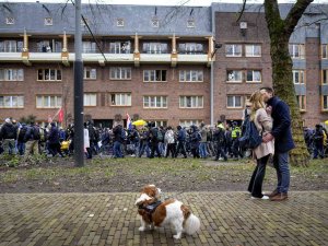 Hollanda’da Covid-19 Kısıtlamaları Protesto Edildi