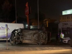 Ümraniye’de Ticari Araca Çarpan Otomobil Yan Yattı