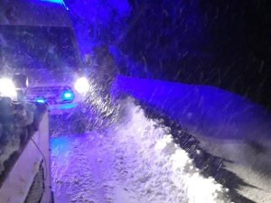 Rize’de Karlı Yolda Kalan Ambulansın İmdadına Özel İ̇dare Ekipleri Yetişti