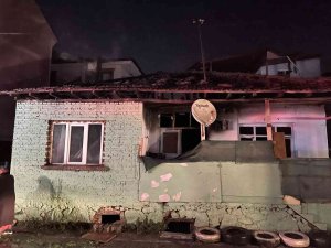 Alevlere Teslim Olan Ahşap Ev Kullanılamaz Hale Geldi